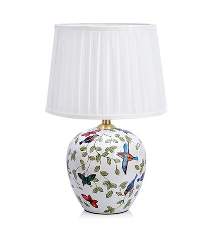 Mansion bordlampe i Keramik Mansion bordfarvet med afbryder på ledning lampeskærm i Hvid tekstil, diameter 31 cm, højde 47,5 cm.
